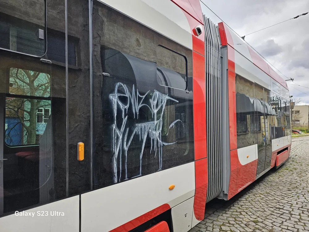 Brněnský dopravce upozorňuje na nevhodné chování cestujících. Lidé ve vozech pohazují jídlo i výkaly