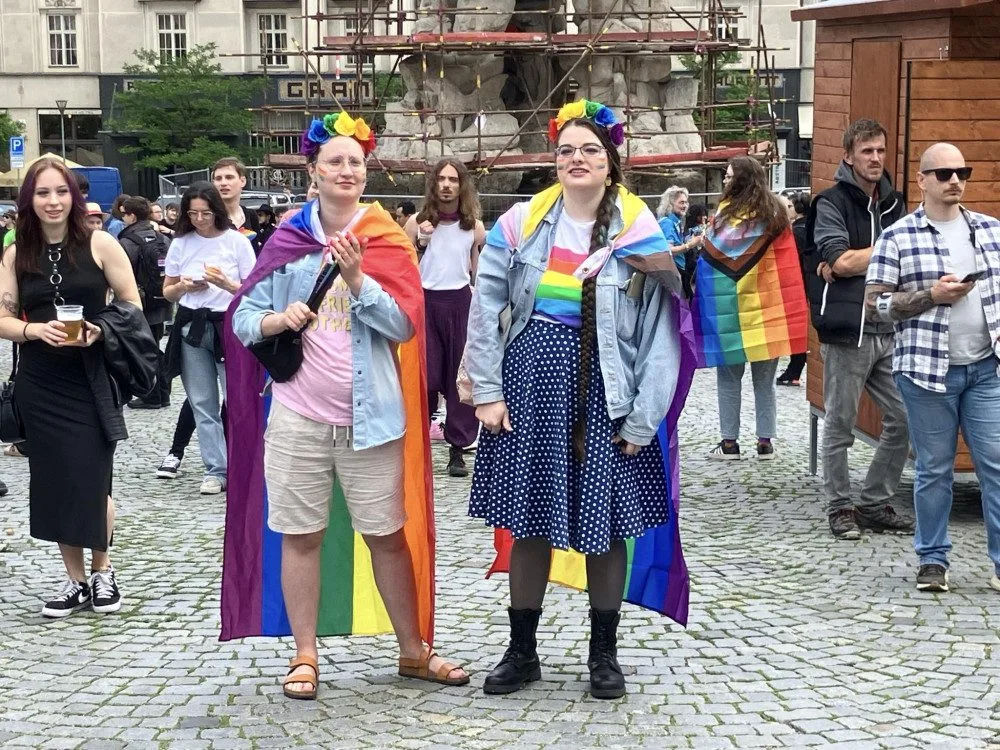 VIDEO: Brnem jdou stovky lidí v duhovém průvodu. Organizátoři čekají násilí ze strany odpůrců