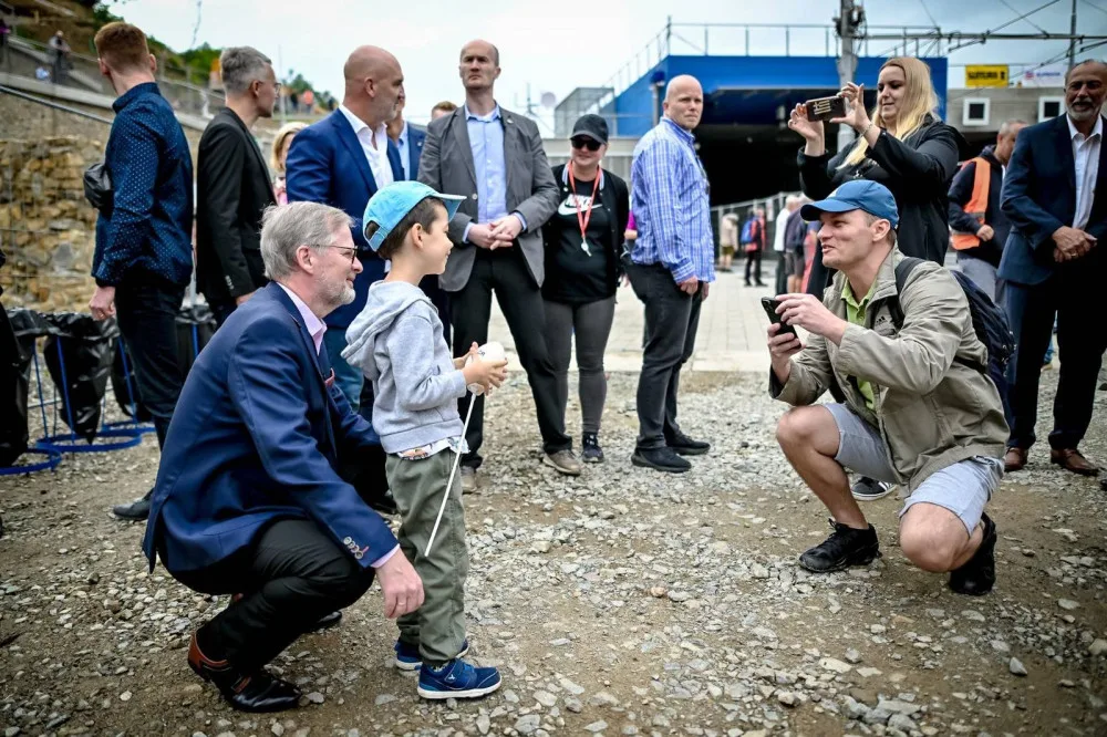 Na den otevřených dveří na stavbě na Žabovřeské dorazily stovky lidí včetně premiéra Fialy