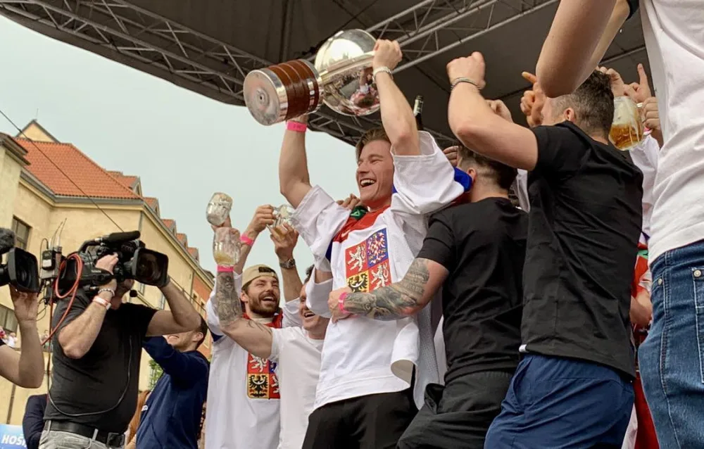 VIDEO: Brněnský odchovanec Dostál pobláznil národ. Je to doma, křičel na Staromáku