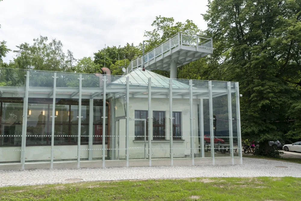 Památník Mohyla míru u slavkovského bojiště má nové zázemí. Pyšní se prosklenou vstupní halou