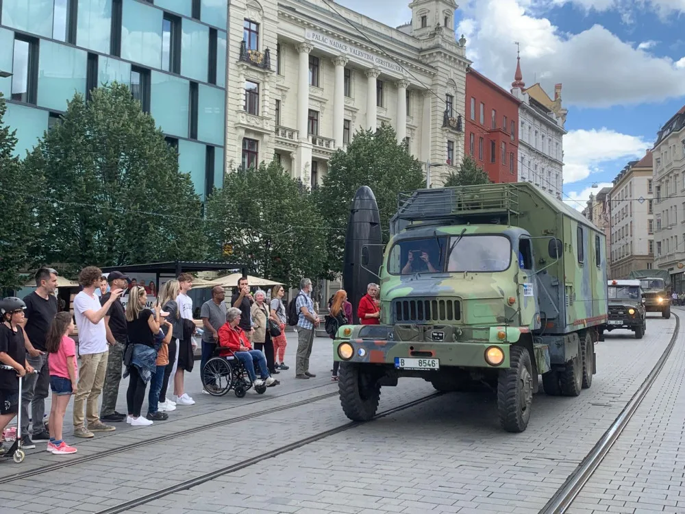 VIDEO: Centrem jihomoravské metropole projela kolona veteránů. Vozidla zamířila na jih města