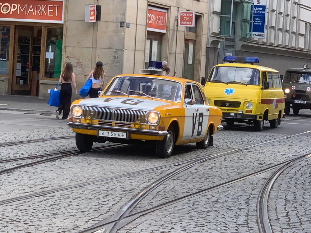 VIDEO: Centrem jihomoravské metropole projela kolona veteránů. Vozidla zamířila na jih města