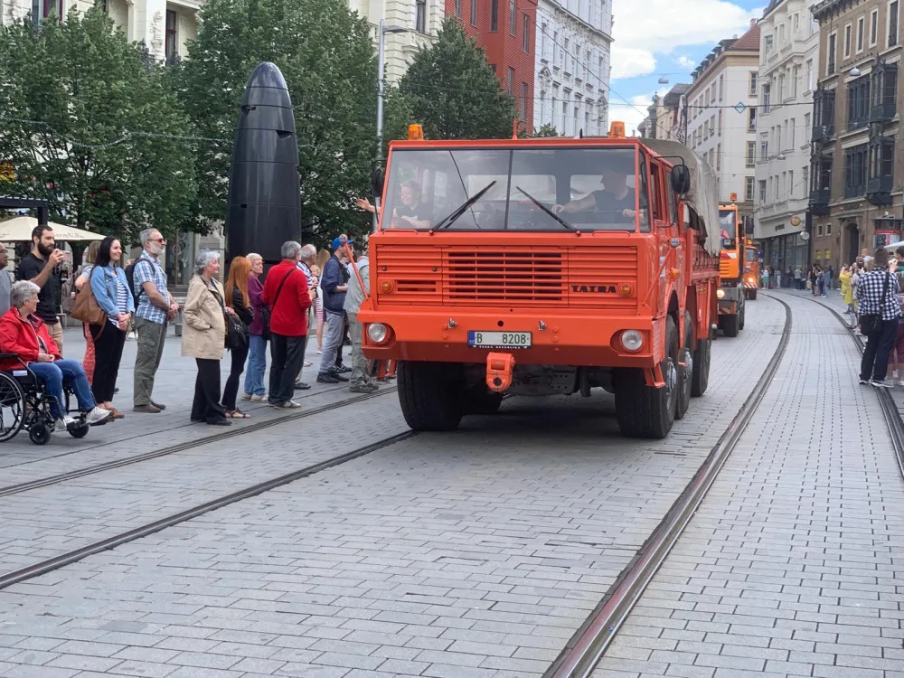 VIDEO: Centrem jihomoravské metropole projela kolona veteránů. Vozidla zamířila na jih města