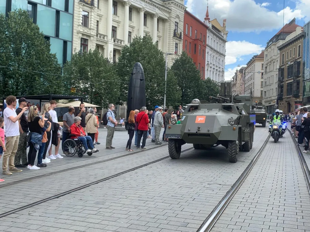 VIDEO: Centrem jihomoravské metropole projela kolona veteránů. Vozidla zamířila na jih města