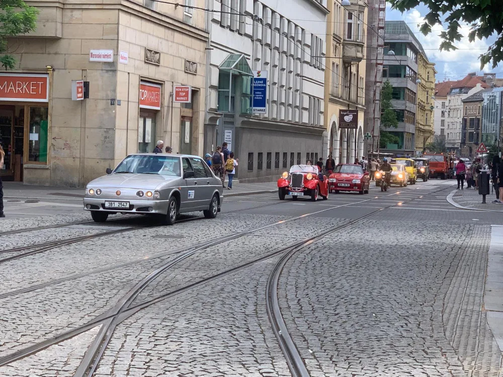 VIDEO: Centrem jihomoravské metropole projela kolona veteránů. Vozidla zamířila na jih města