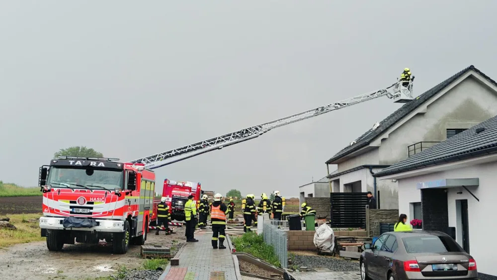 Do rodinného domu uhodil blesk a zapálil střechu. Škoda přesáhla milion a půl