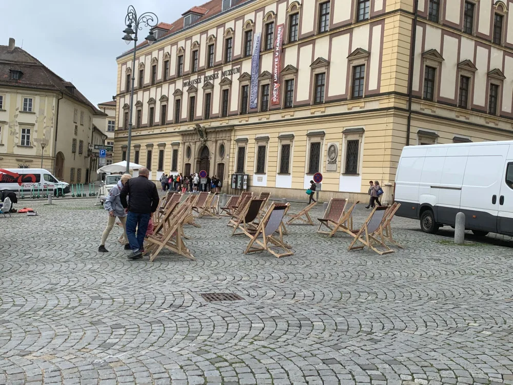 Do ulic Brna se vrátila lehátka. Lidé se mohou v centru celé léto slunit jako u moře