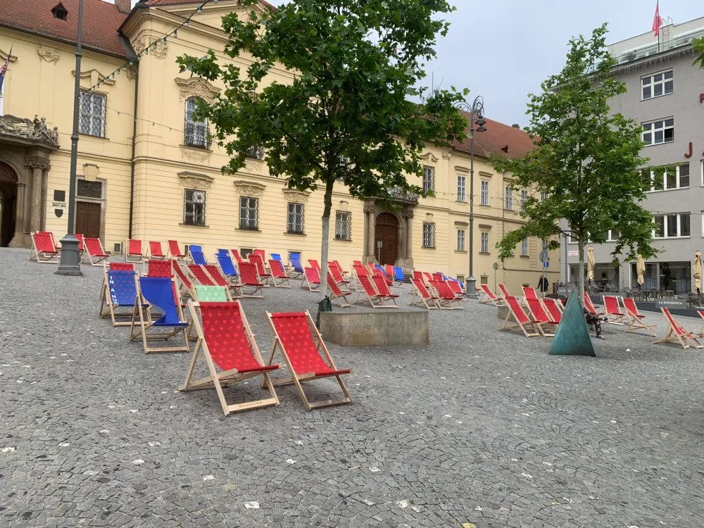 Do ulic Brna se vrátila lehátka. Lidé se mohou v centru celé léto slunit jako u moře