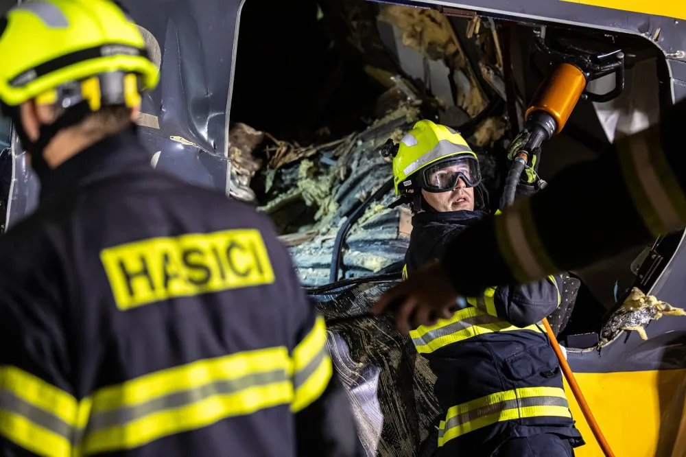 VIDEO: RegioJet odškodní cestující z vlaku, ve kterém po nehodě zemřeli čtyři lidé