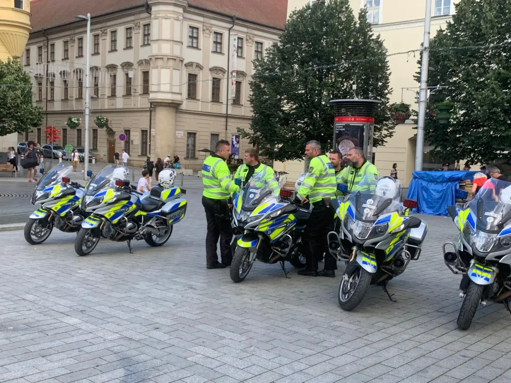 VIDEO: Do centra Brna dorazily desítky policistů na koních. Předvedou své dovednosti