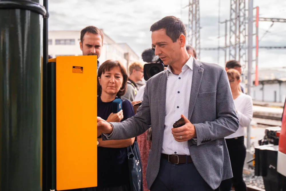 Nové validátory na nádražích by měly usnadnit nákup jízdenek. Celkem jich na jižní Moravě bude tři sta
