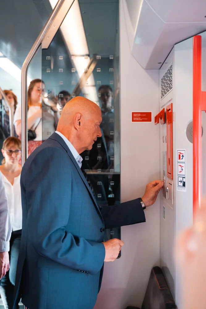 Nové validátory na nádražích by měly usnadnit nákup jízdenek. Celkem jich na jižní Moravě bude tři sta