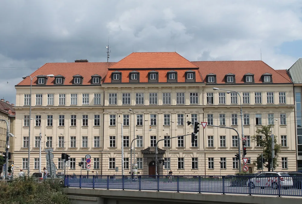 Muž, který přišel v Brně na fakultu s pistolí, přišel o zbraň i zbrojní průkaz