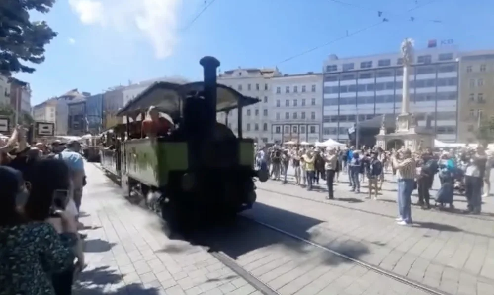 Centrem Brna projížděli závodníci v historických autech, ale i koňské i parní tramvaje