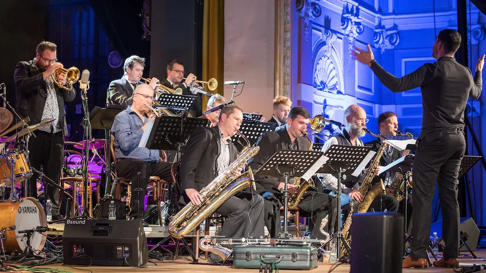 Prvotřídní jazz ovládne nádvoří Staré radnice. Zahrají známé osobnosti i studenti. Vstup je zdarma
