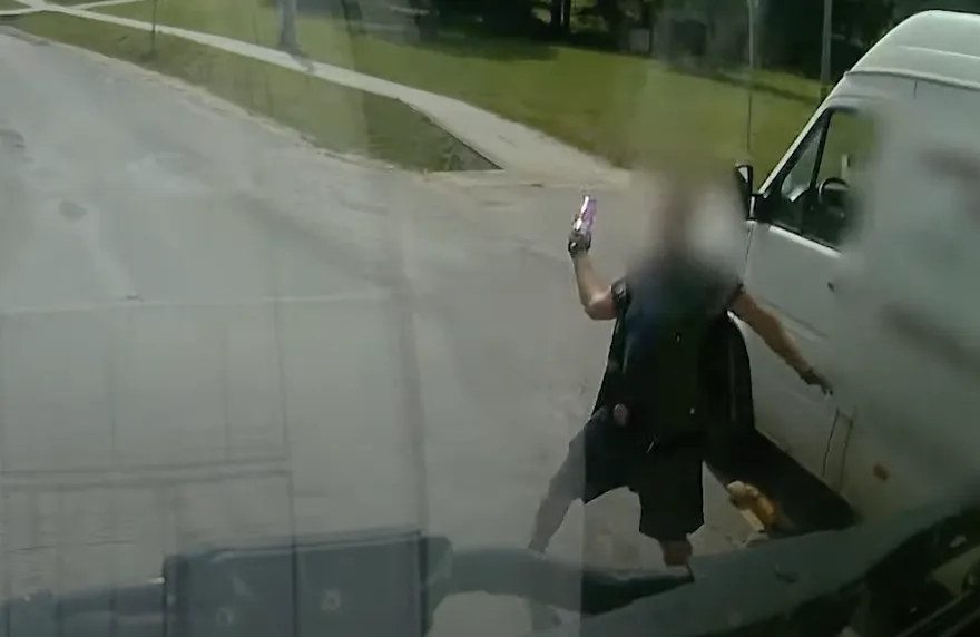 VIDEO: Řidič hrozil druhému pěstí, pak ho začal vybržďovat a nakonec mu rozbil čelní sklo lahví