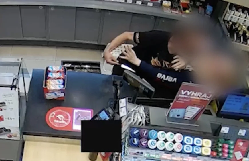 VIDEO: Zloděj s nožem v ruce ohrožoval prodavačku na benzince. Za dvacet minut ho měla policie