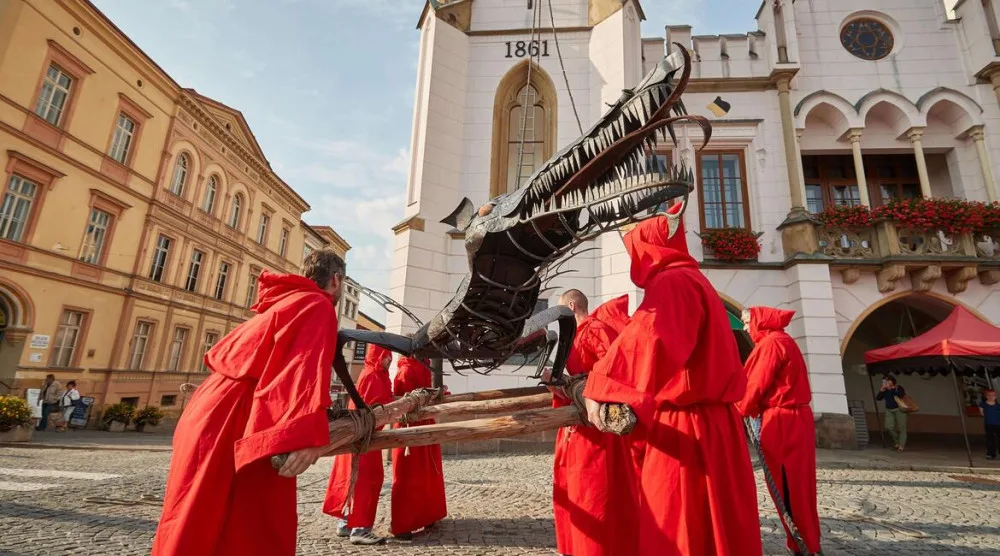 Trutnovský drak dorazil do Brna, nadšenci tak připomněli starou pověst. Po víkendu se vrátí zpátky do Trutnova