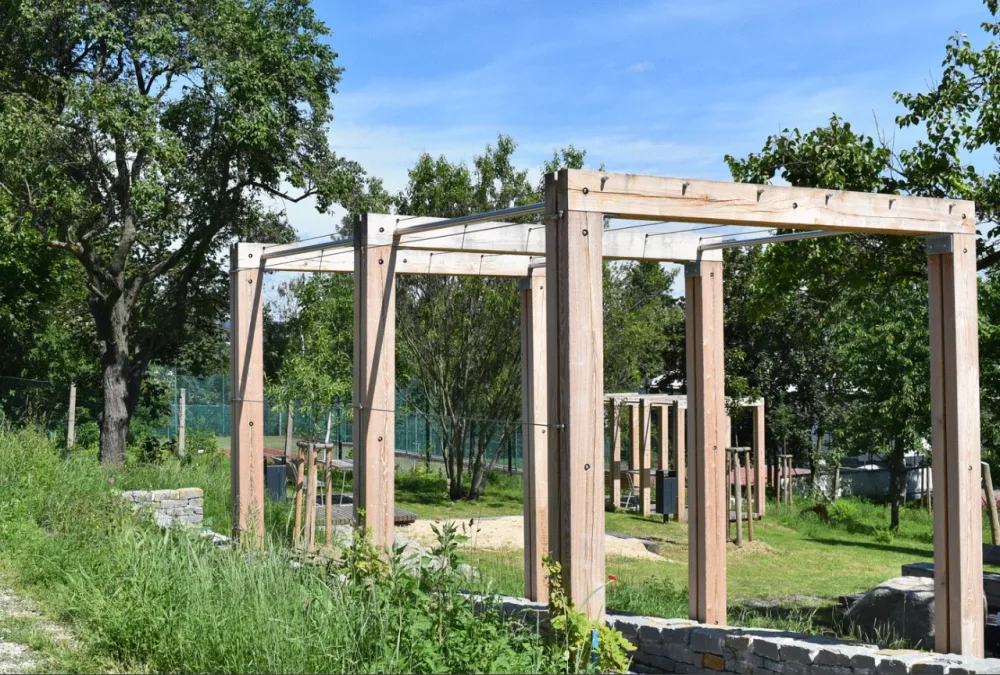 Na Kraví hoře místo zanedbaných zahrádek vyrostl nový park s dětským hřištěm. Vše, co tam roste, je jedlé