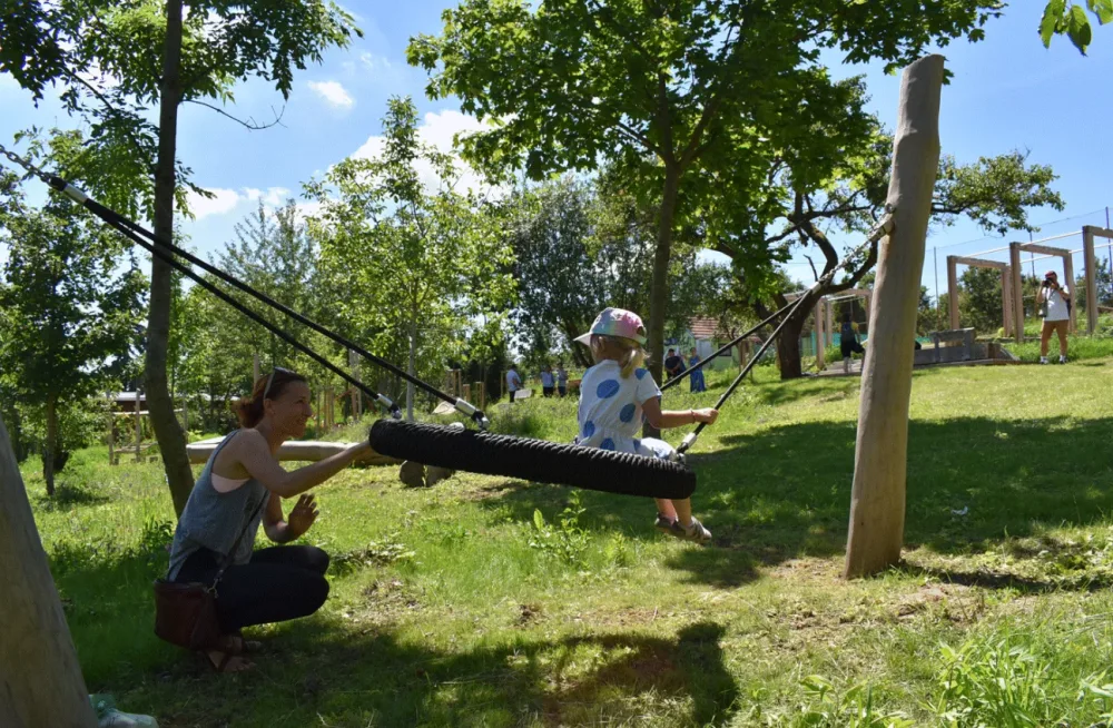 Na Kraví hoře místo zanedbaných zahrádek vyrostl nový park s dětským hřištěm. Vše, co tam roste, je jedlé