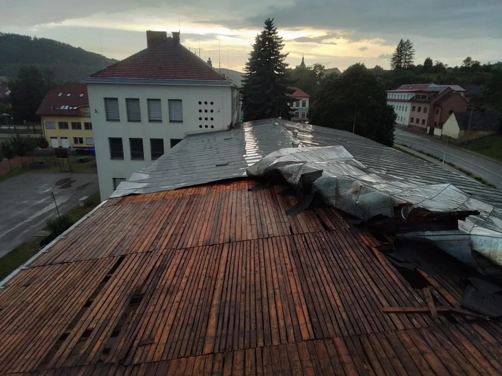 Bouřky na jihu Moravy vyvrací stromy a komplikují železniční dopravu. Na Tišnovsku déšť poškodil střechu tělocvičny