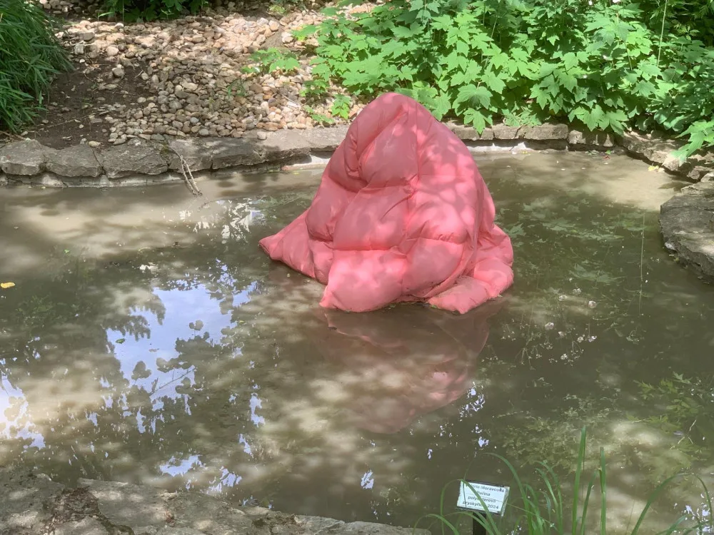 Peřina, potápěč nebo těstovina. V brněnské botanické zahradě vystavují sochy studenti umění