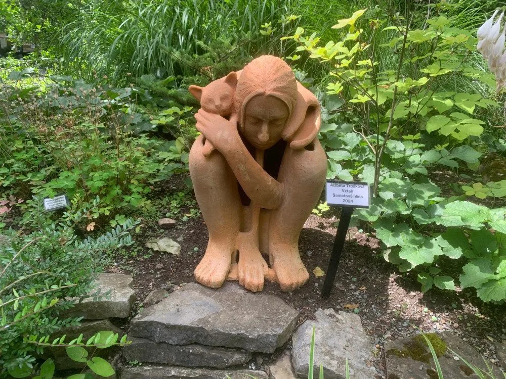 Peřina, potápěč nebo těstovina. V brněnské botanické zahradě vystavují sochy studenti umění