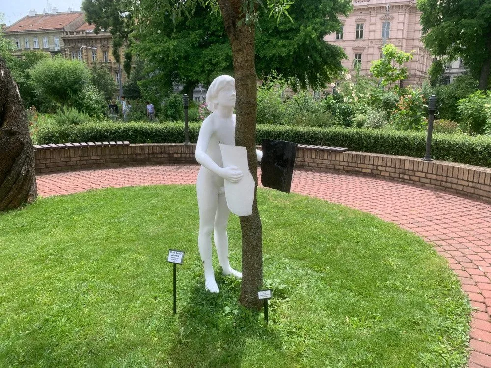 Peřina, potápěč nebo těstovina. V brněnské botanické zahradě vystavují sochy studenti umění