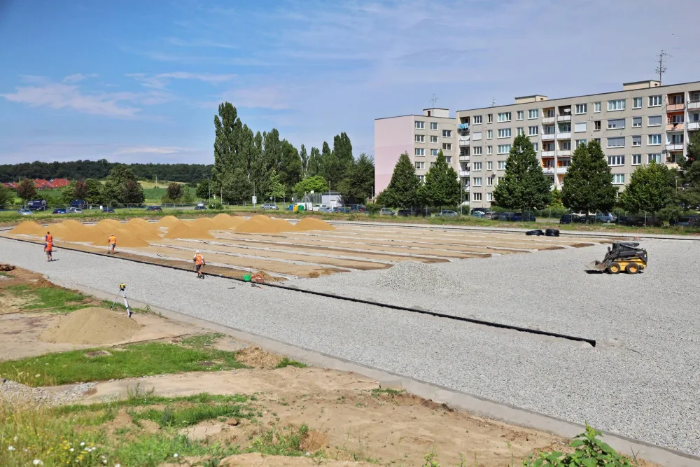 V Břeclavi staví nový atletický ovál. Doplní ho multifunkční hřiště a velodrom