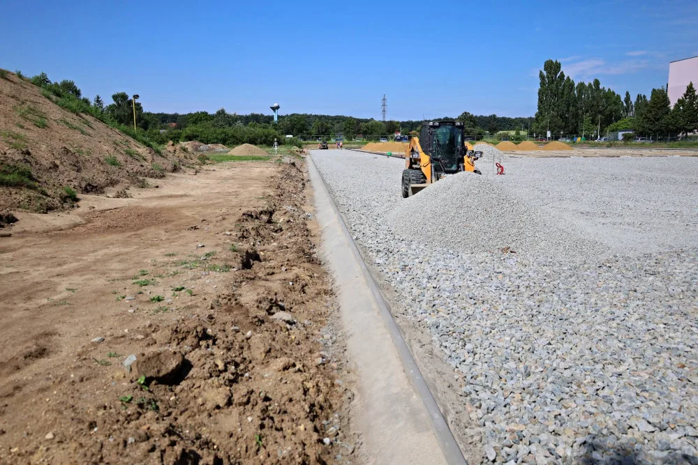 V Břeclavi staví nový atletický ovál. Doplní ho multifunkční hřiště a velodrom