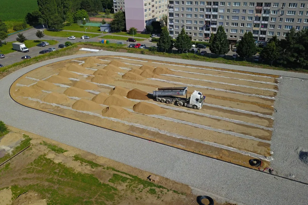 V Břeclavi staví nový atletický ovál. Doplní ho multifunkční hřiště a velodrom