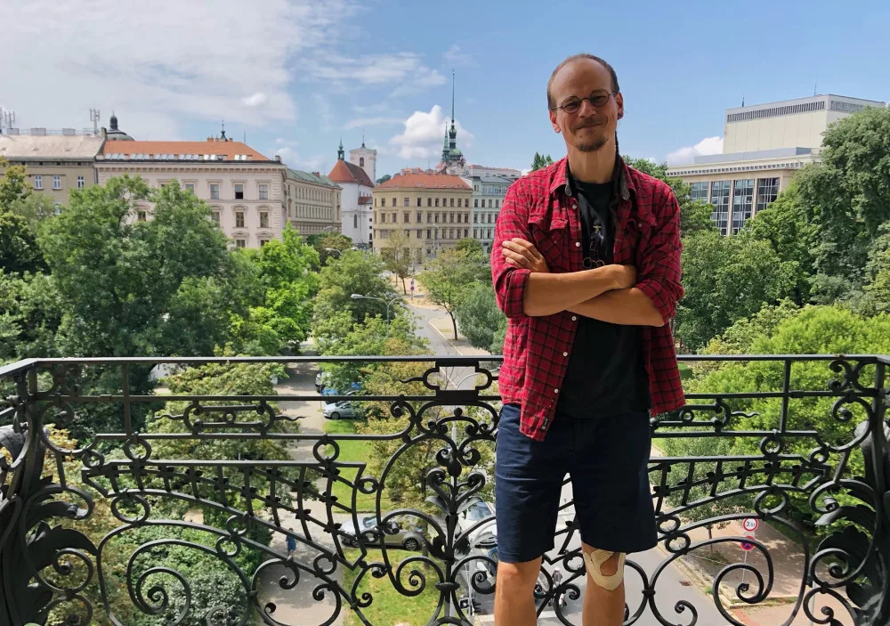 Dostali jsme z ulice už třináct lidí, popisuje Adam Fialík. Brněnský projekt cílí na zajištění bytů pro bezdomovce