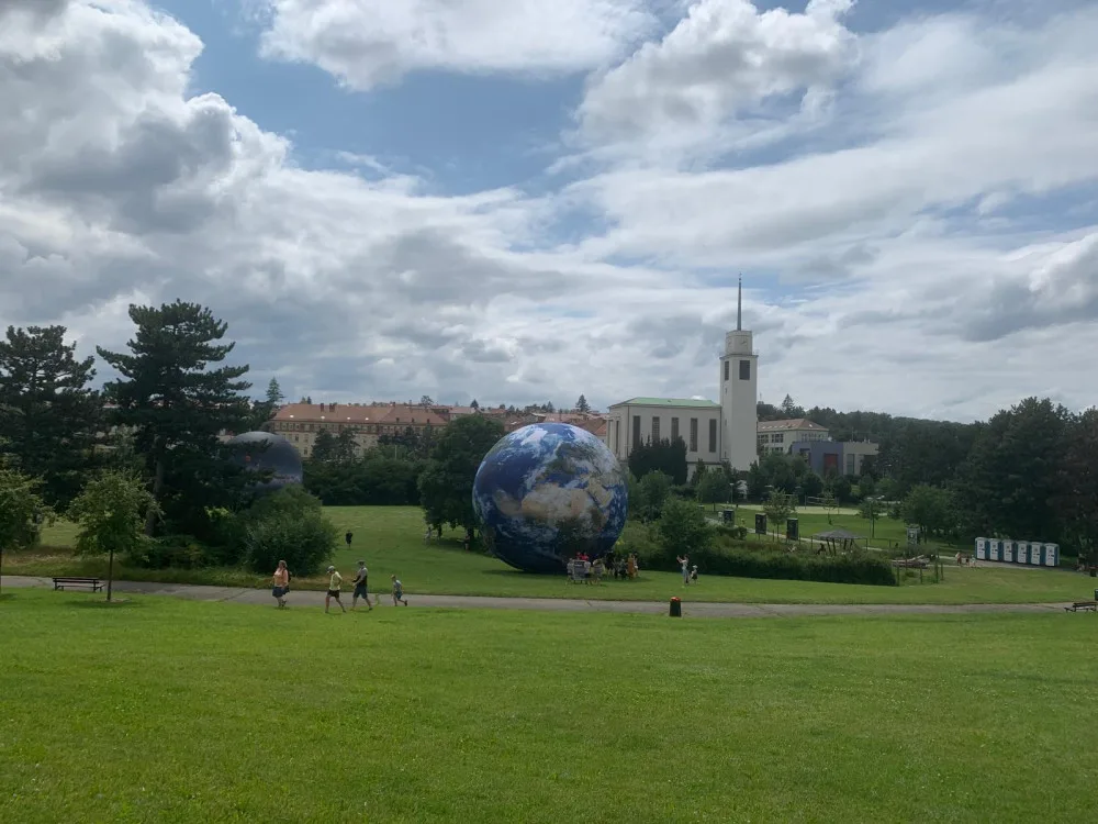 VIDEO: Lidé v Brně mají vesmír na dosah ruky. Obdivují obrovské modely planet na Kraví hoře