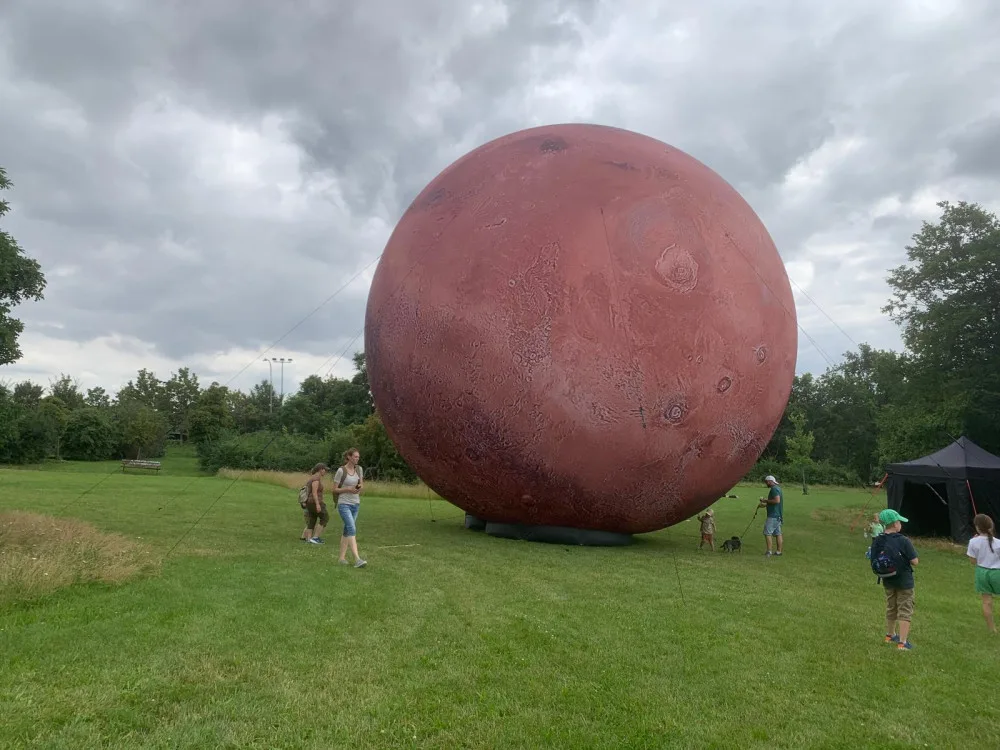 VIDEO: Lidé v Brně mají vesmír na dosah ruky. Obdivují obrovské modely planet na Kraví hoře