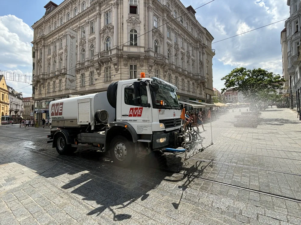 V Brně bojují s vedry. Rozpálené ulice i kolemjdoucí zchladí kropicí vozy