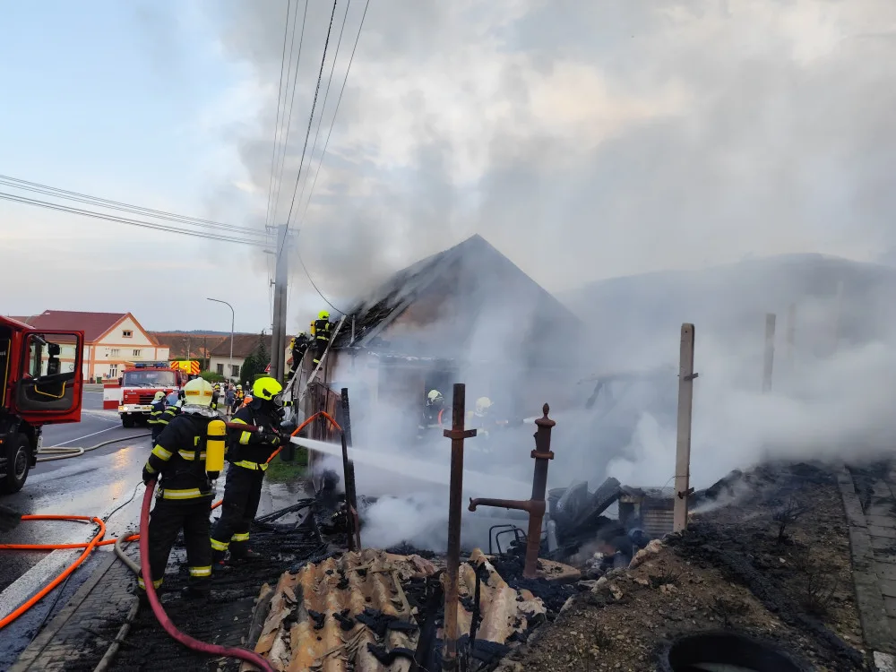 Rodině se třemi dětmi na Znojemsku shořel dům. Charita uspořádala sbírku