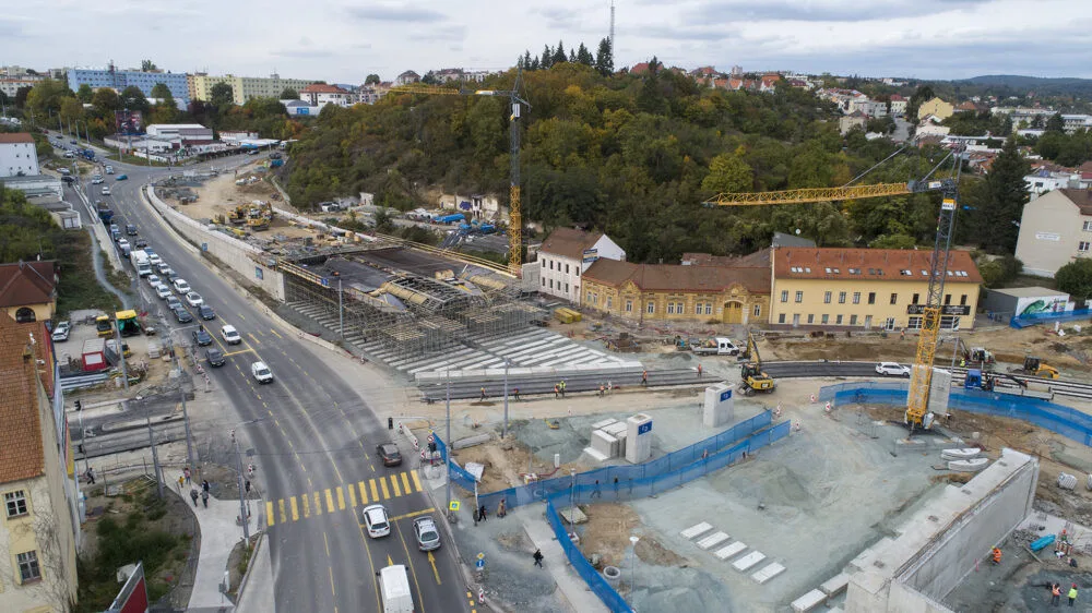 Silničáři už na Tomkově náměstí v Brně finišují. Po hlavní trase auta projedou v půlce srpna