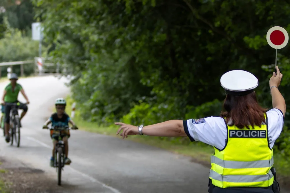 Policisté na jihu Moravy si posvítili na cyklisty. Kontrolovali povinnou výbavu i znalost pravidel provozu