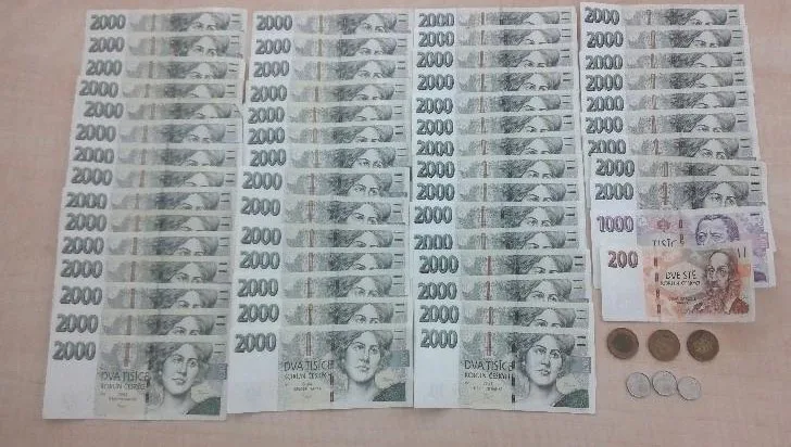 V Brně se válelo sto tisíc pod lavičkou. Bankovky se tam zakutálely nepozornému seniorovi