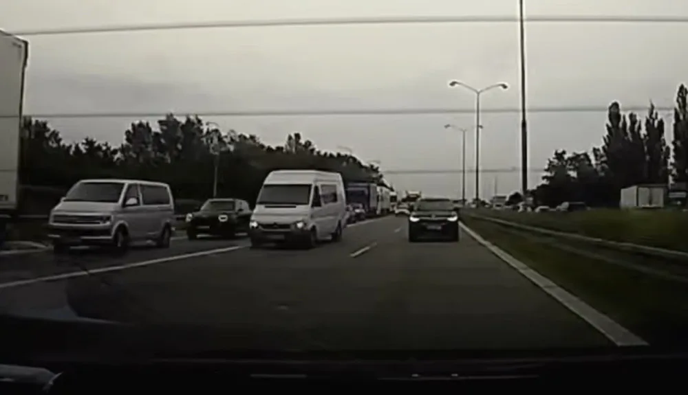 VIDEO: Muž si uřízl prsty a spěchal do nemocnice. Policie ho protáhla hustým provozem