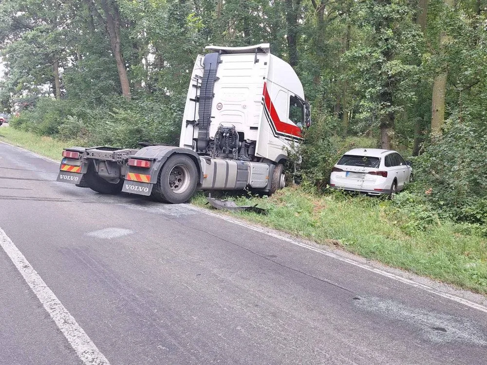 Na Břeclavsku vyjel náklaďák do protisměru a smetl protijedoucí auto. Řidič osobáku nepřežil