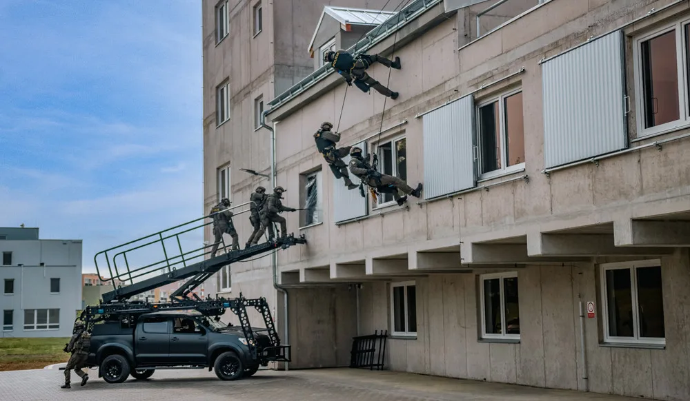 Speciálně vyškolení policisté cvičí v brněnských Řečkovicích