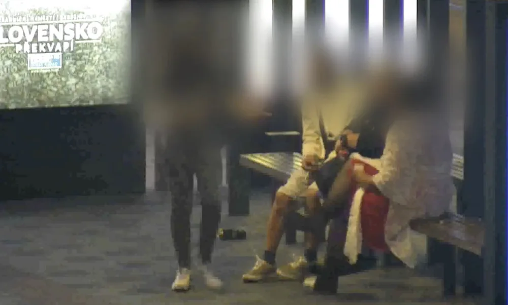 VIDEO: Mladík chtěl v Brně pomoci dívce a půjčil jí telefon. Ta si ho dala mezi prsa a odešla