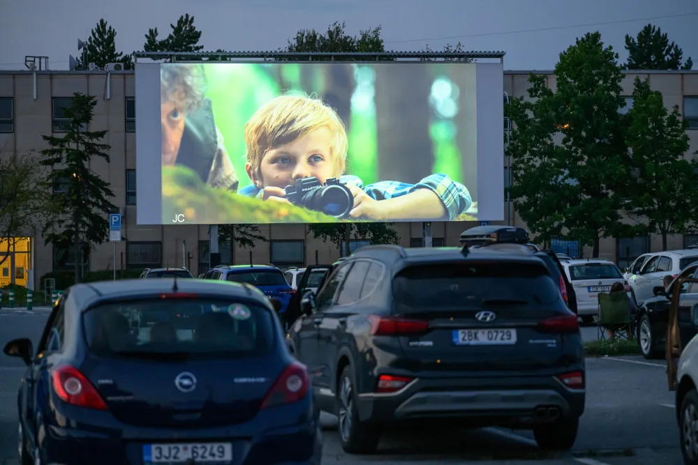 Dukovanská elektrárna opět chystá letní autokino. Výtěžek z promítání přispěje dětem, které touží jet k moři