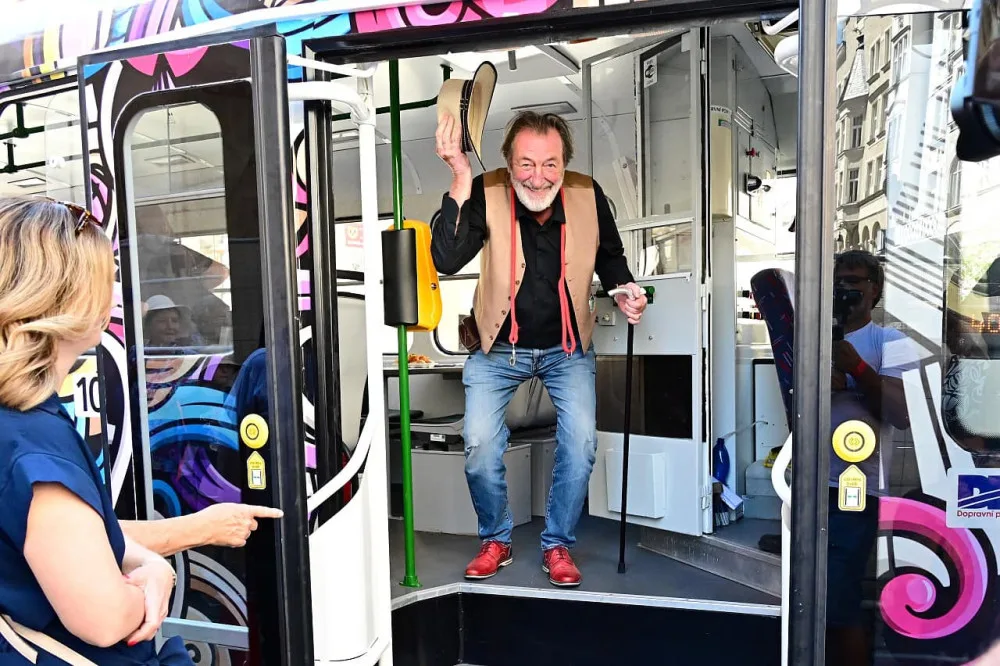 Bolek slaví pětasedmdesáté narozeniny. Brno mu blahopřeje, pártyšalina dostala červený nos