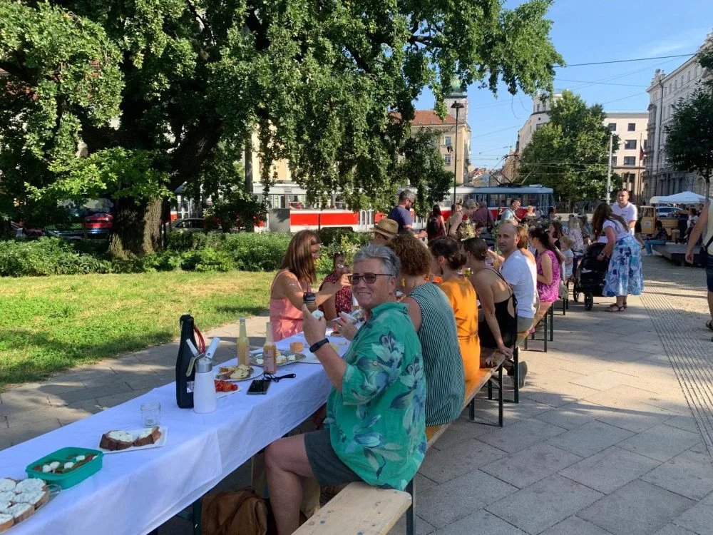 VIDEO: Brňané společně zasedli k prostřenému stolu v centru města. Táhnul se od Jošta až do kašny