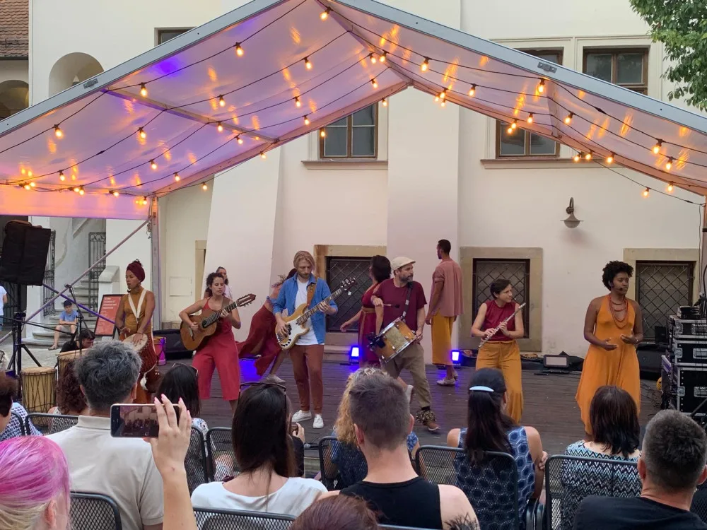 VIDEO: Centrum jihomoravské metropole oživili exotičtí tanečníci. Začal festival brazilské kultury
