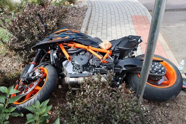 Zběsilá jízda mladého motorkáře skončila nehodou. Zranil se on i jeho spolujezdec