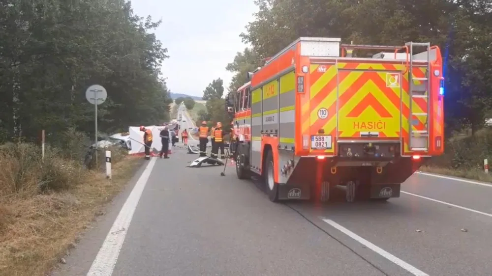 Při tragickém čelním střetu dvojice aut na Blanensku zemřel člověk. Další tři lidé se zranili